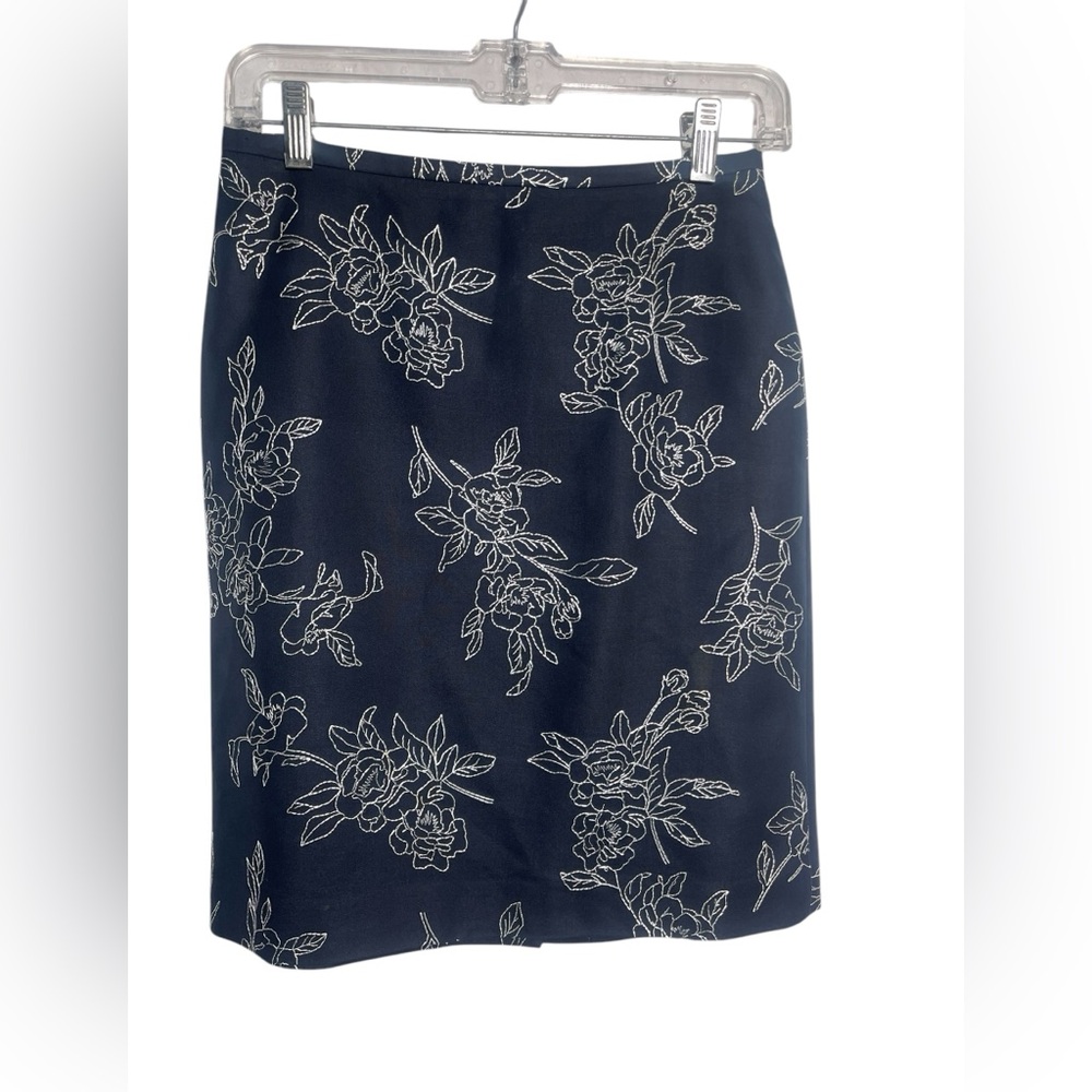 Ann Taylor‎ skirt size 4 petite black & white embroidered pencil skirt 🖤🤍🖤